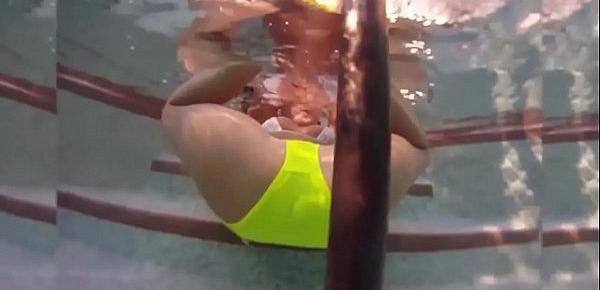  Babe spreads asshole in pool and elevator